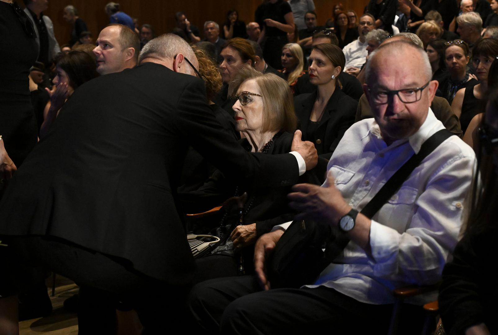 Komemoracija u čast glazbeniku Matiji Dediću održala se u Maloj dvorani Vatroslava Lisinskog. Uz shrvanu obitelj, njegovu mamu Gabi Novak, životnu partnericu Marinu i njihovu kći Lu, od Matije su se oprostili brojni glazbenici i prijatelji
